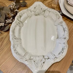 Plat en faïence gris style barbotine