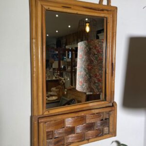 Miroir en osier vintage avec petite étagère