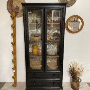Petite armoire vitrée relookée en noir